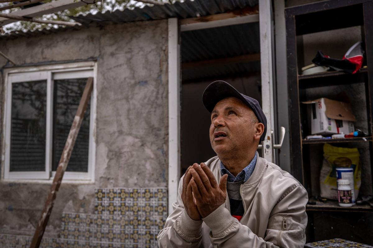 Abel reza en la chabola donde vive.