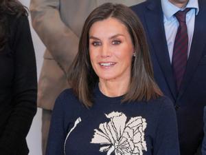 La Reina Letizia enamora en su visita a Sevilla dando una nueva vida a su vestido de punto