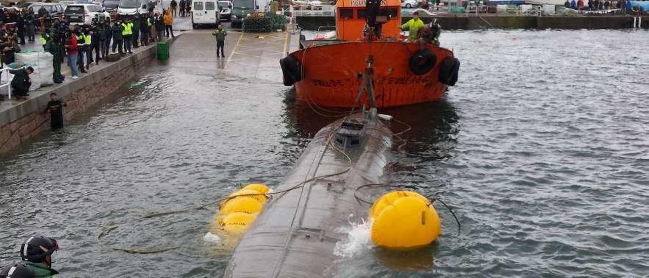 Momento en el que se remolcó el narcosumbarino para izarlo al muelle de Aldán. // Gonzalo Núñez