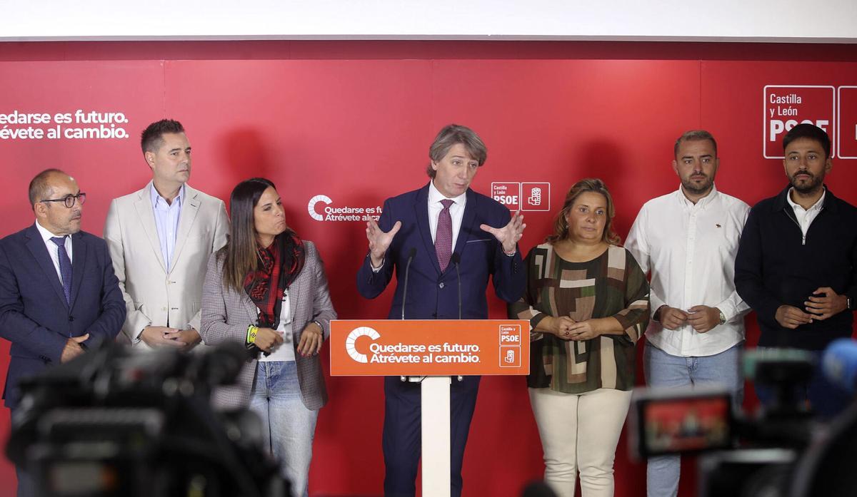 El candidato del PSOE-CyL y alcalde de Soria, Carlos Martínez, rodeado de parte de su equipo en 2025.