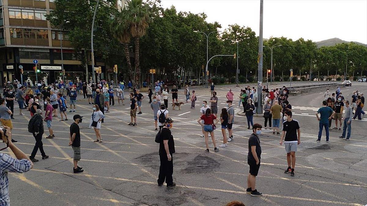 Los manifestantes en la confluencia de la Avenida Meridiana con Fabra i Puig, después de 151 días de cortes, interrumpidos por el covid-19.