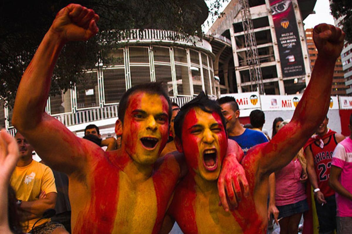Seguidors de ’la Roja’ celebren la victòria contra Itàlia, davant de l’estadi de Mestalla, a València.