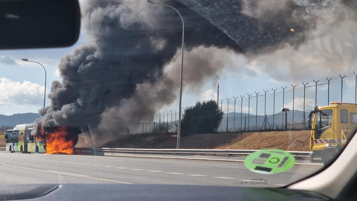 Incendio de un autobús de la EMT en la Vía de Cintura de Palma