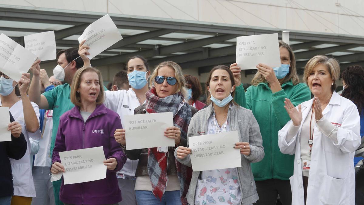 Personal de Enfermería de La Fe, protestando en su día por la complejidad del examen de la oposición.