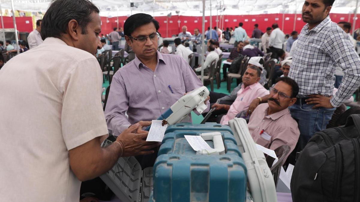 Funcionarios indios preparan las máquinas de votación en Jaipur, este jueves.