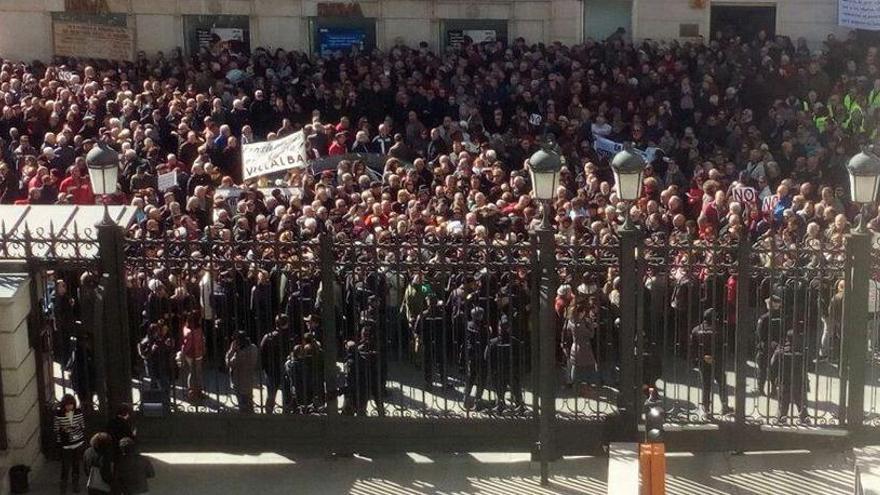 Mil pensionistas ocupan la entrada al Congreso