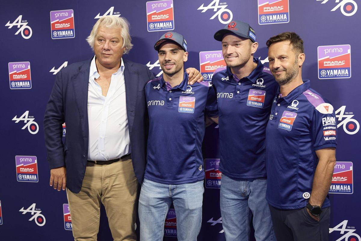 Jack Miller y Miguel Oliveira junto a Paolo Campinoti, dueño de Pramac Racing, y el director deportivo, Gino Borsoi