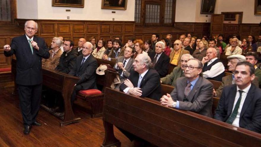 Manuel Patarroyo, durante su conferencia de ayer. En primera fila, el rector y varios miembros de su equipo.