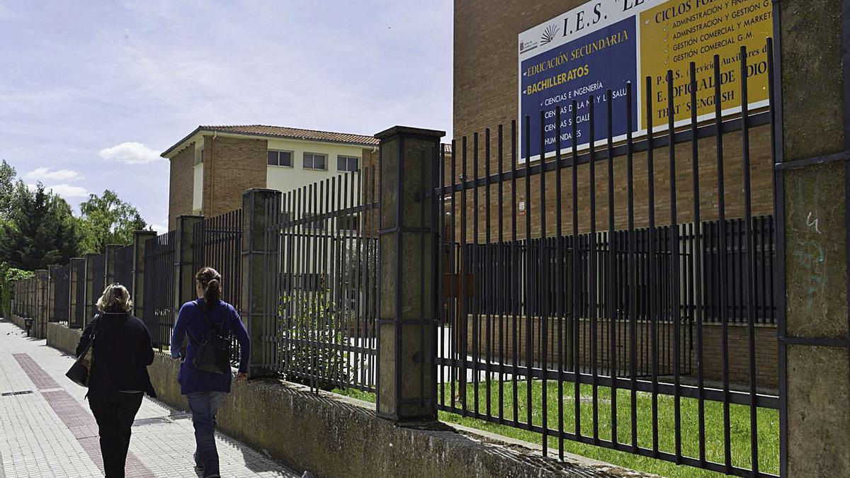 Inmediaciones del IES León Felipe de Benavente.