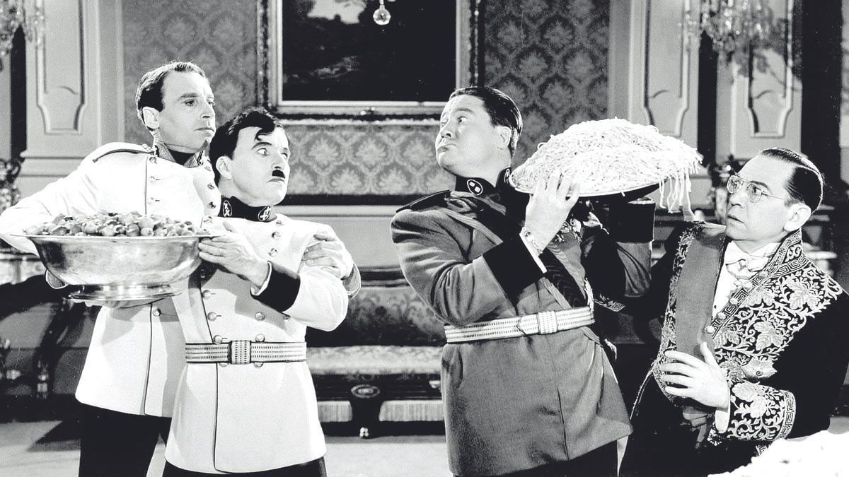 Chaplin, como émulo de Hitler, planta cara al intérprete de Mussolini. 