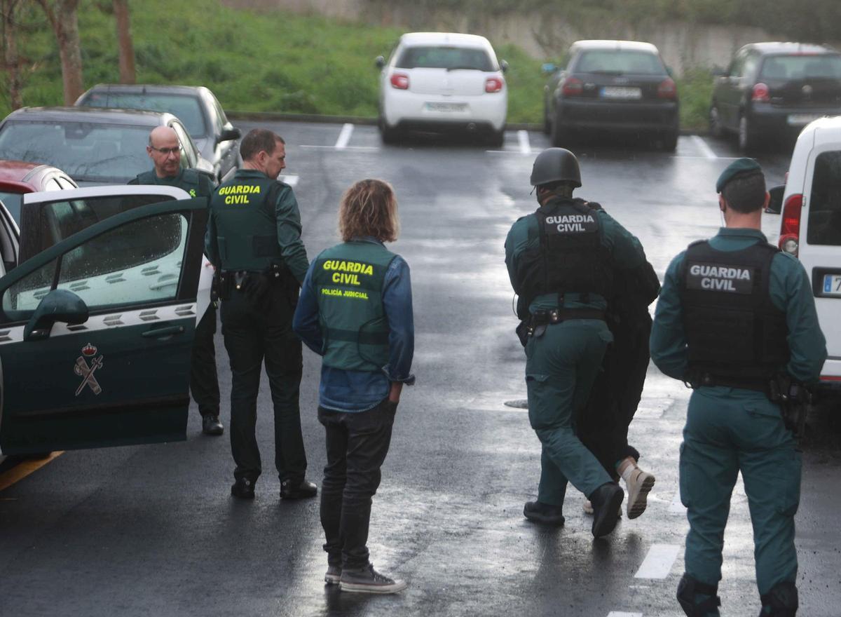 Operativo de la Guardia Civil durante una detención.