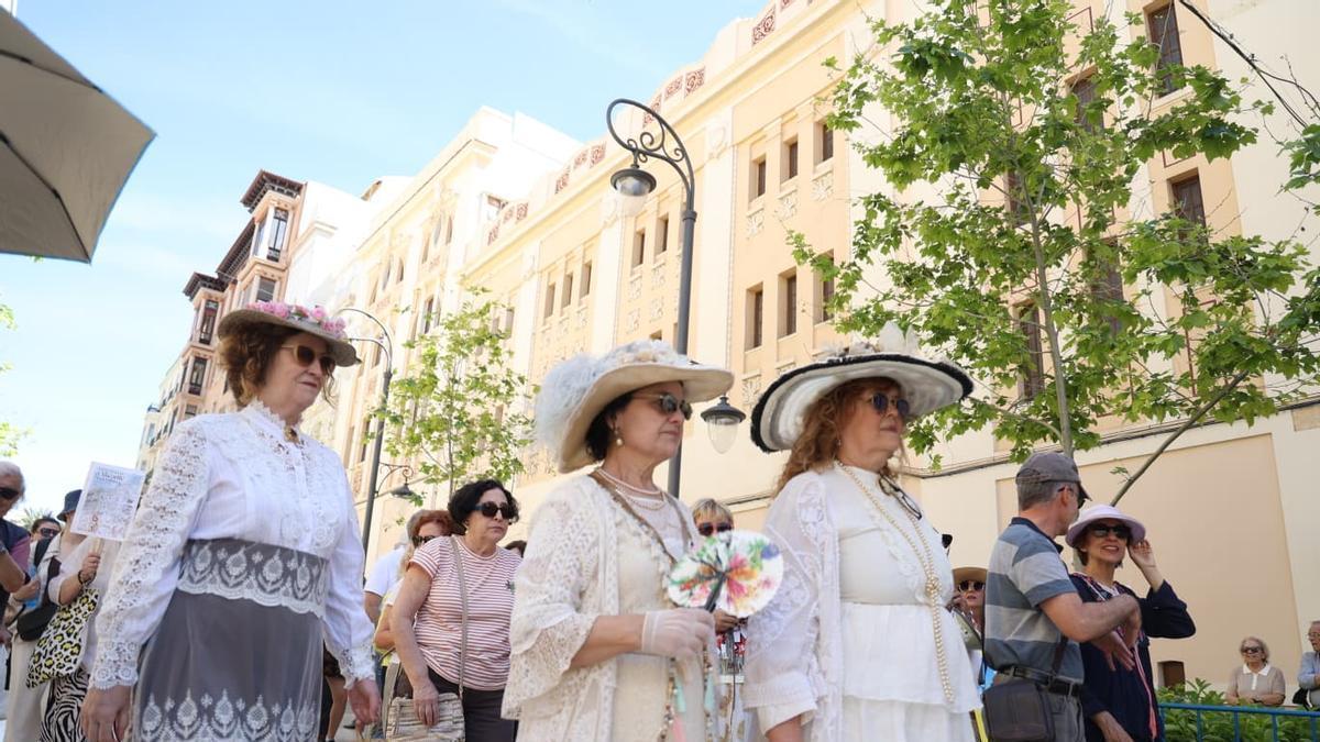 Una marcha modernista reivindica un futuro cultural para el cine Ideal de Alicante