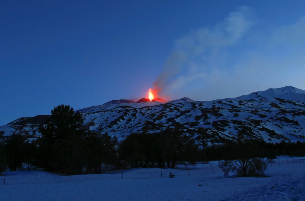 L''Etna entra en erupció.