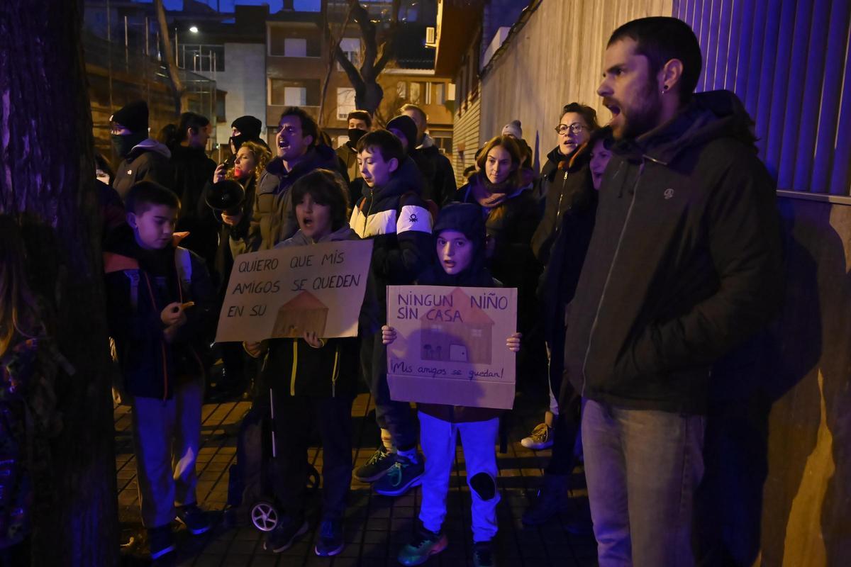 En imágenes I Los vecinos intententan paralizar el desahucio de Hamza y su familia en Torrero