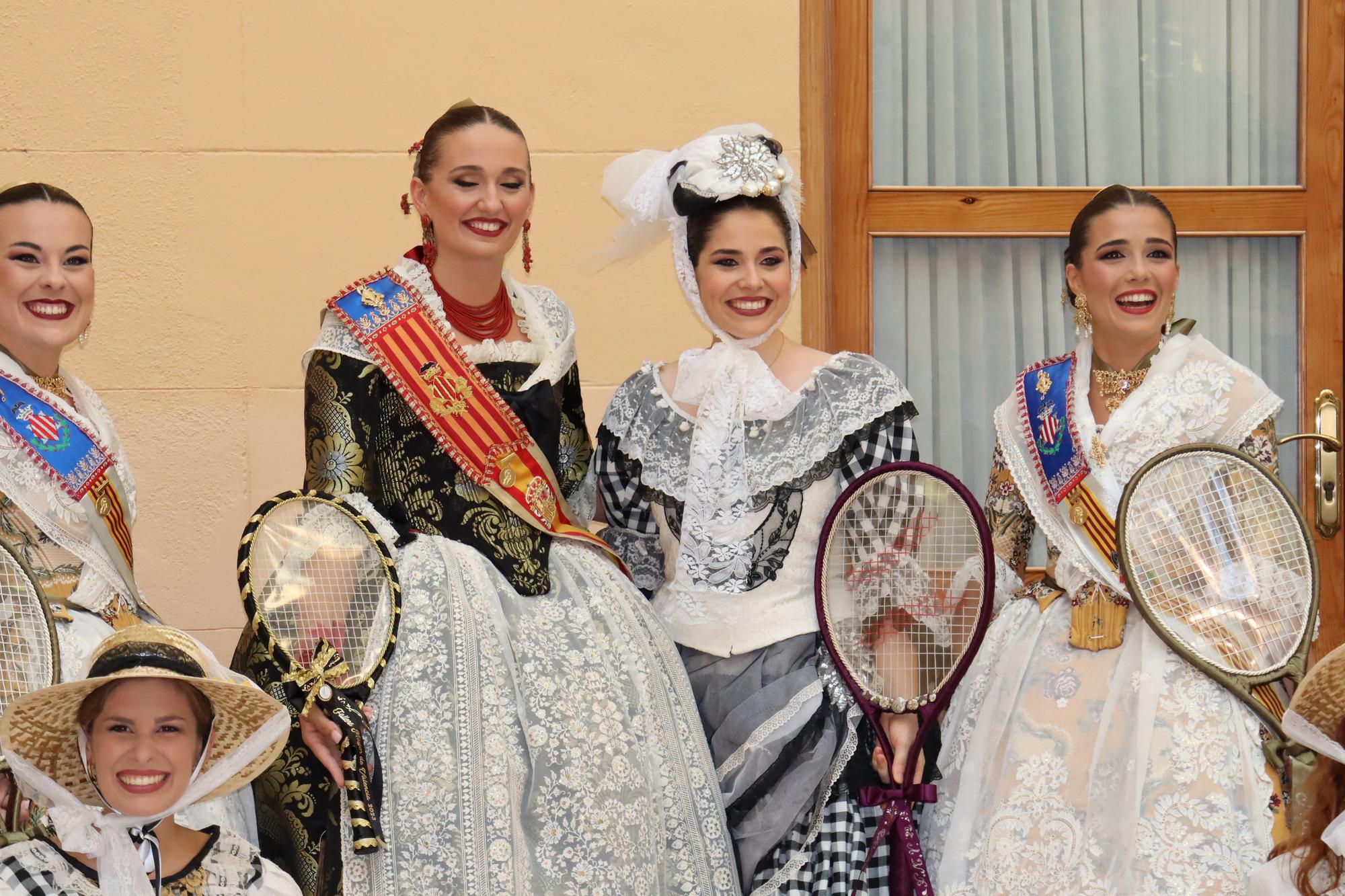 La Batalla de Flores reúne a las falleras de 2022 y 2023