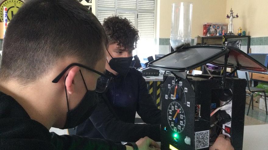 Dos alumnos realizando mediciones en el laboratorio.