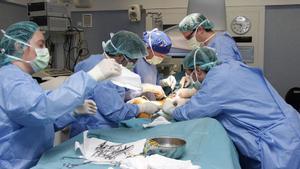 Els metges catalans alerten del col·lapse del sistema sanitari i de la reprogramació d’operacions