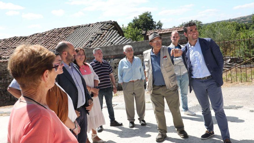 Luis López, con José Luis Camiñas y Cati Somoza, junto a vecinos de Vilachá .