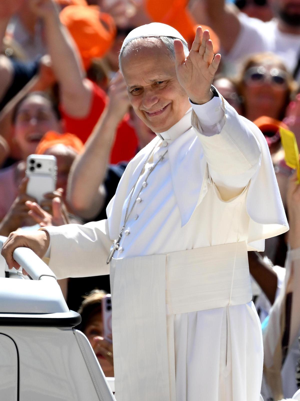 O Papa saúda os fieis e o público no Vaticano.