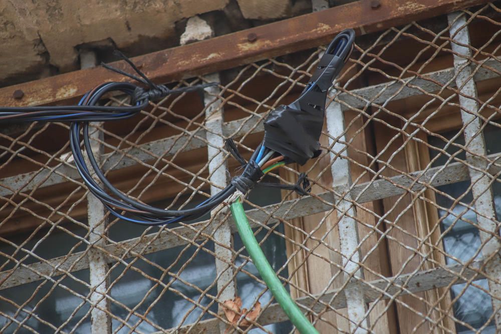 La Puerta de la Olma de Orihuela, llena de cables