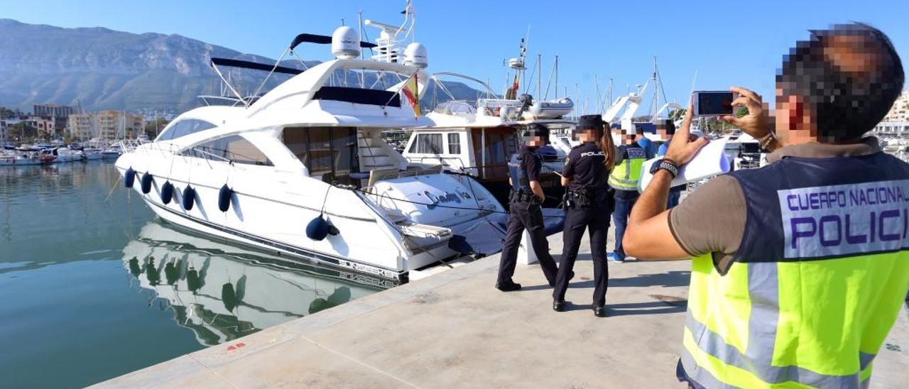 La Policía Nacional junto al yate incautado en Dénia al empresario alicantino de la trama.