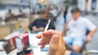 Un estudi alerta que els joves s’inicien al consum de tabac abans dels 14 anys