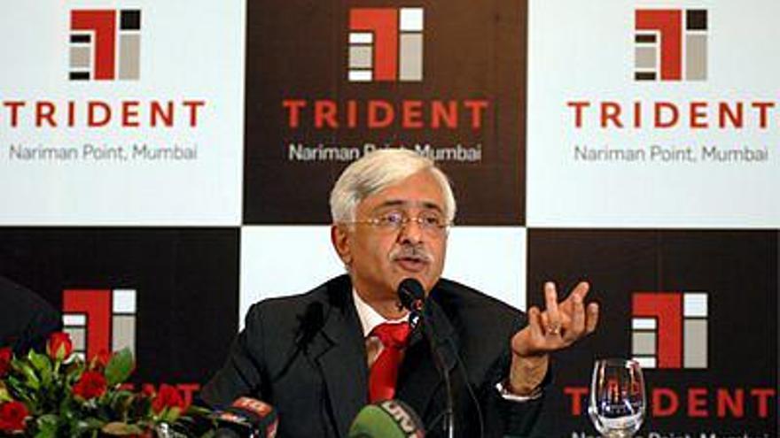 El presidente del hotel Trident, Rattan Keswani, da una rueda de prensa antes de la reapertura del hotel tras los atentados registrados en Bombay (India). El hotel Trident reabre sus puertas mañana, poco menos de un mes desde los atentados, aunque tardará de seis a siete meses en funcionar completamente, según afirmaron fuentes del complejo. El hotel Triden fue uno de los objetivos de los terroristas de los atentados del pasado 26 de noviembre y que causaron la muerte de 170 personas.