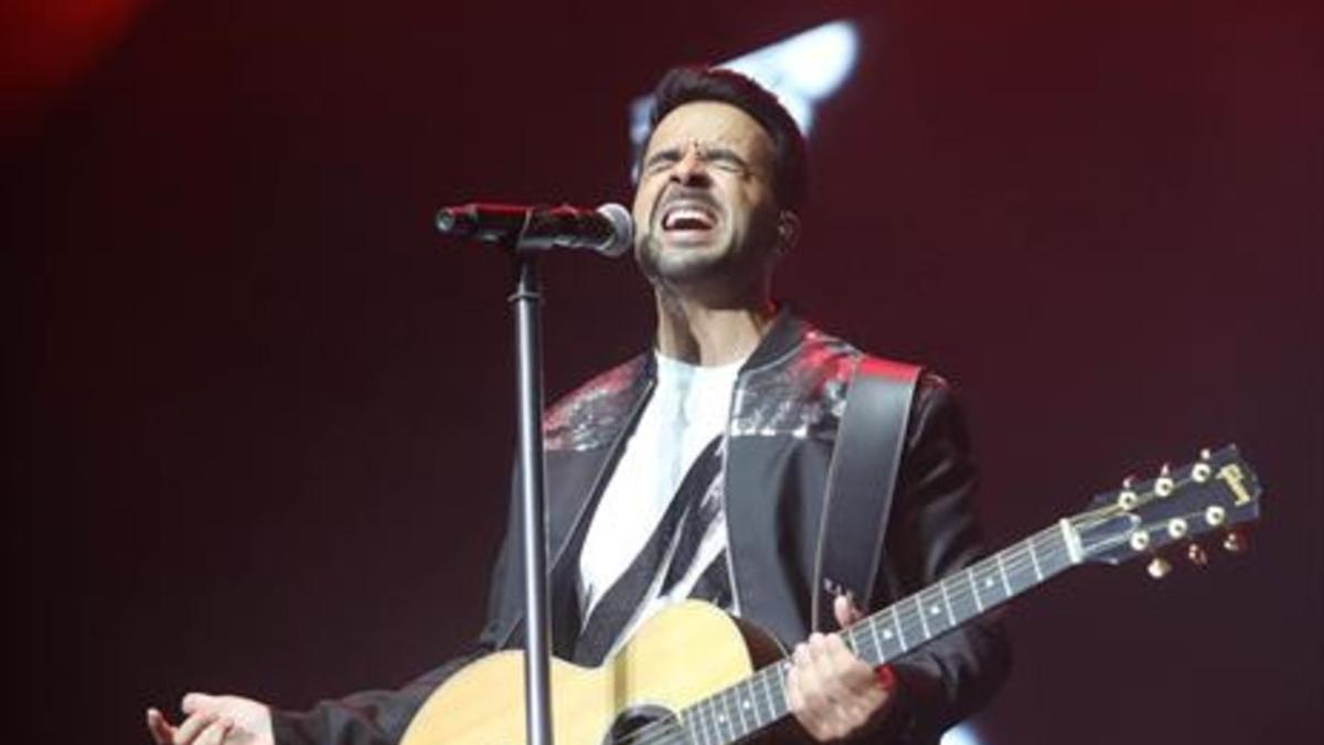 Luis Fonsi, anoche, durante el concierto en Cap Roig.