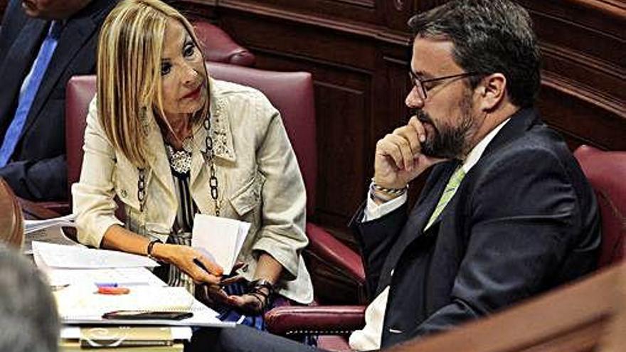 Australia Navarro y Asier Antona, en el Parlamento de Canarias.