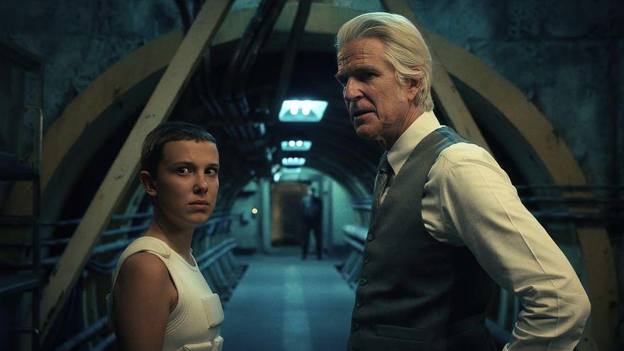 Millie Bobby Brown (Once) y Matthew Modine (el Dr. Brenner) en &#039;Stranger things&#039;.