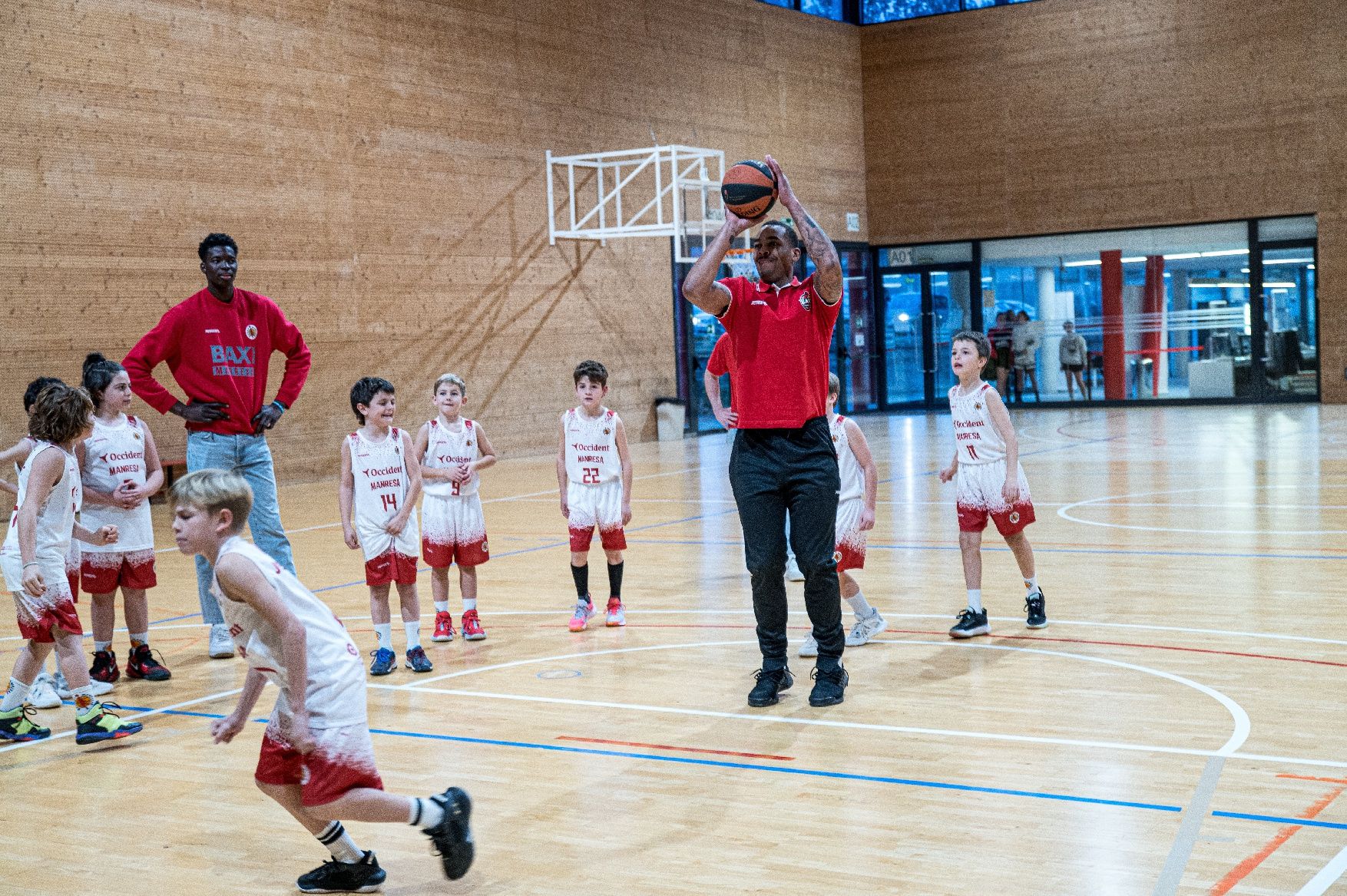 Imatges de la Festa de Nadal de la base del Bàsquet Manresa amb els jugadors del primer equip