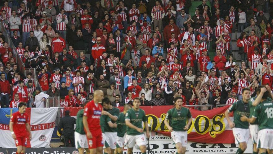 Un momento del partido entre Racing de Ferrol y Sporting del curso 2007-2008, con La Mareona copando uno de los fondos de La Malata. | Marcos León