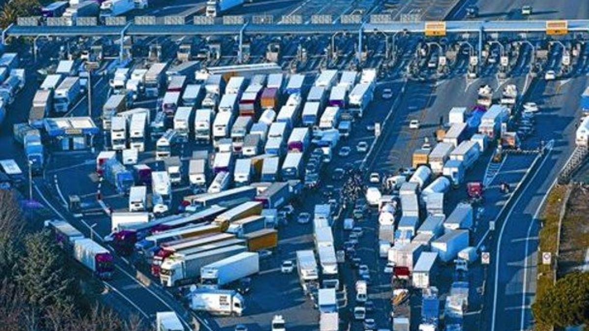 Camioneros italianos bloquean la autopista A16 en un peaje a la altura de Nápoles, ayer.