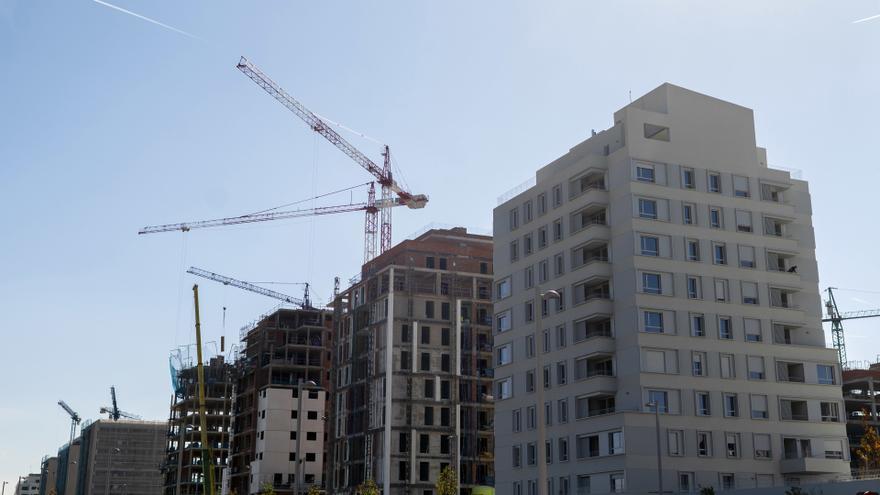 Imagen de archivo de grúas en una zona de construcción de edificios.