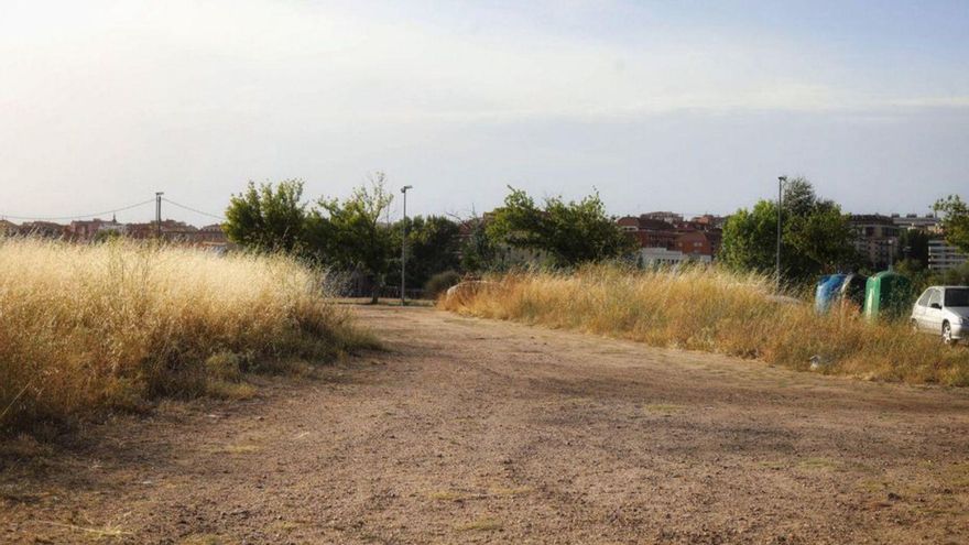 Vecinos del barrio de Pinilla alertan del grave riesgo de incencio frente a sus casas