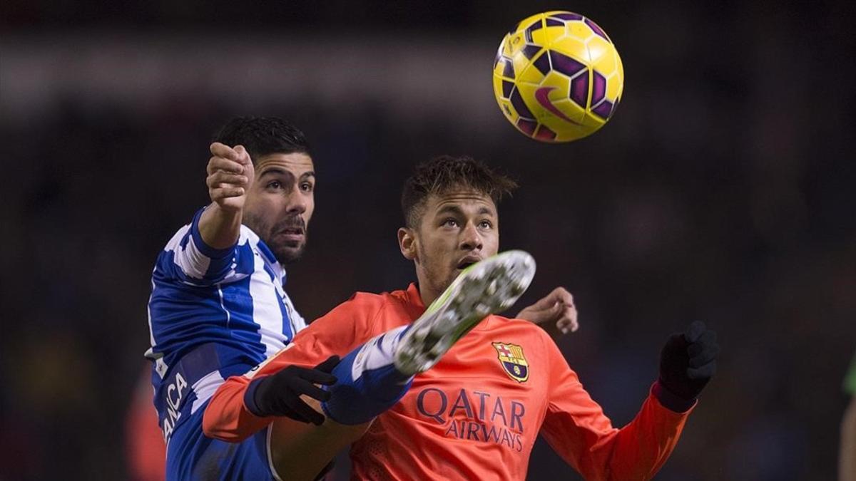 Juanfran y Neymar pelean por un balón en un Deportivo-Barça.