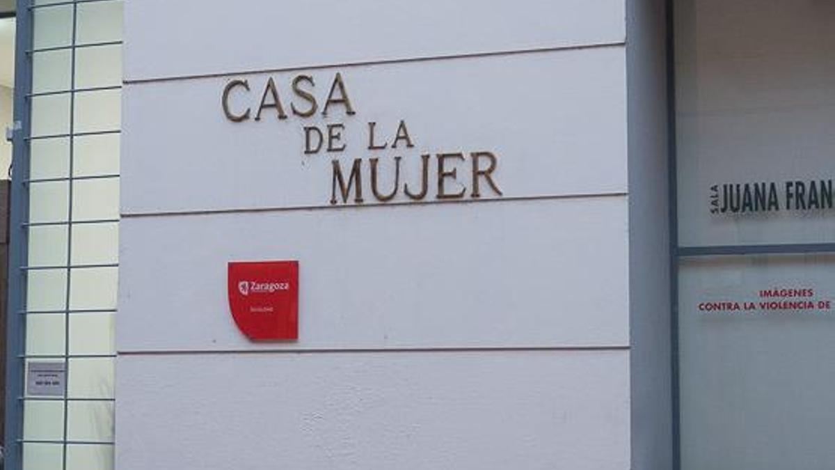 Fachada del edificio de la Casa de la Mujer de Zaragoza.