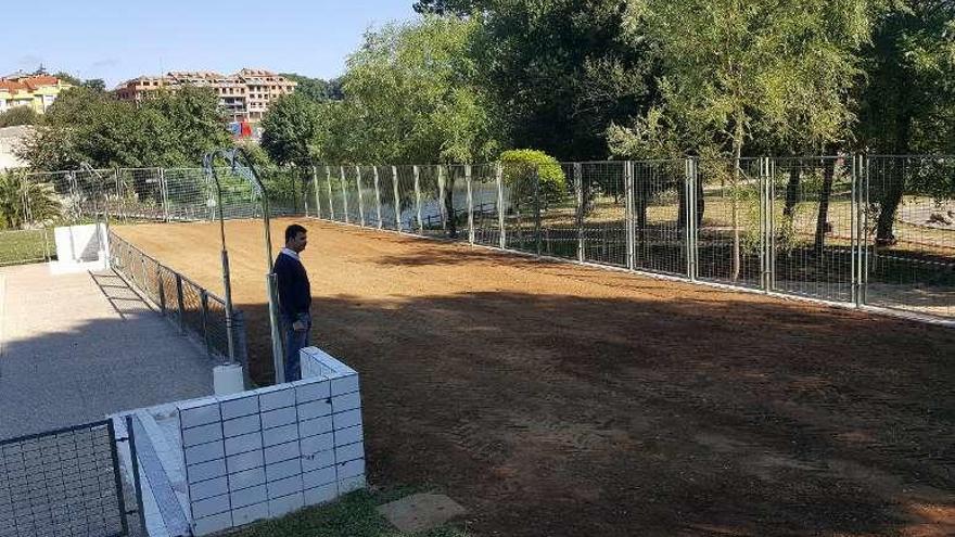 Casares visita las obras finalizadas de las piscinas municipales.