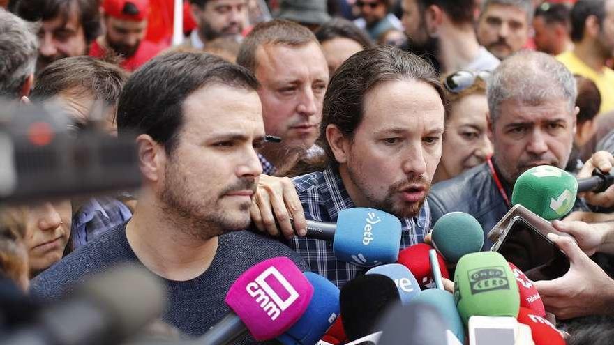 Los líderes de IU y Podemos, Alberto Garzón y Pablo Iglesias, en la manifestación de ayer, del 1 de Mayo en Madrid. // Efe