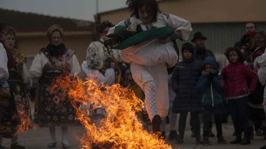 Las águedas de Andavías juegan con fuego