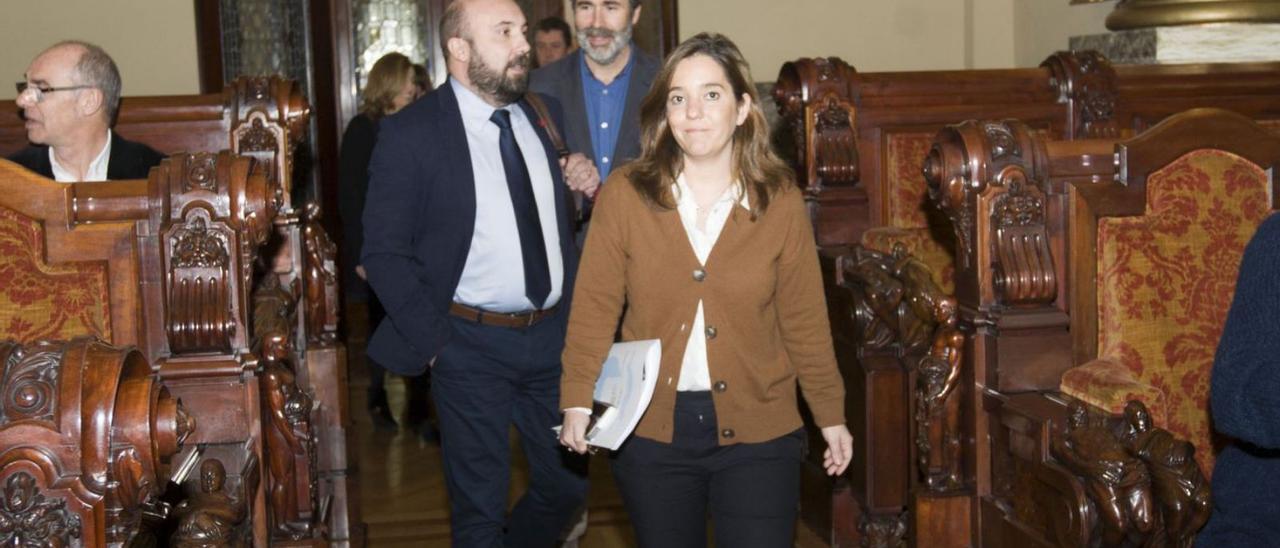 Inés Rey, José Manuel Lage y Juan Díaz Villoslada, entrando en el salón de plenos.