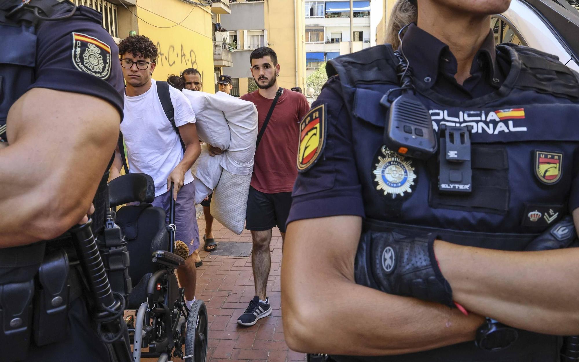 Desahucian en Alicante a una familia con un niño de 6 años que sufre parálisis cerebral