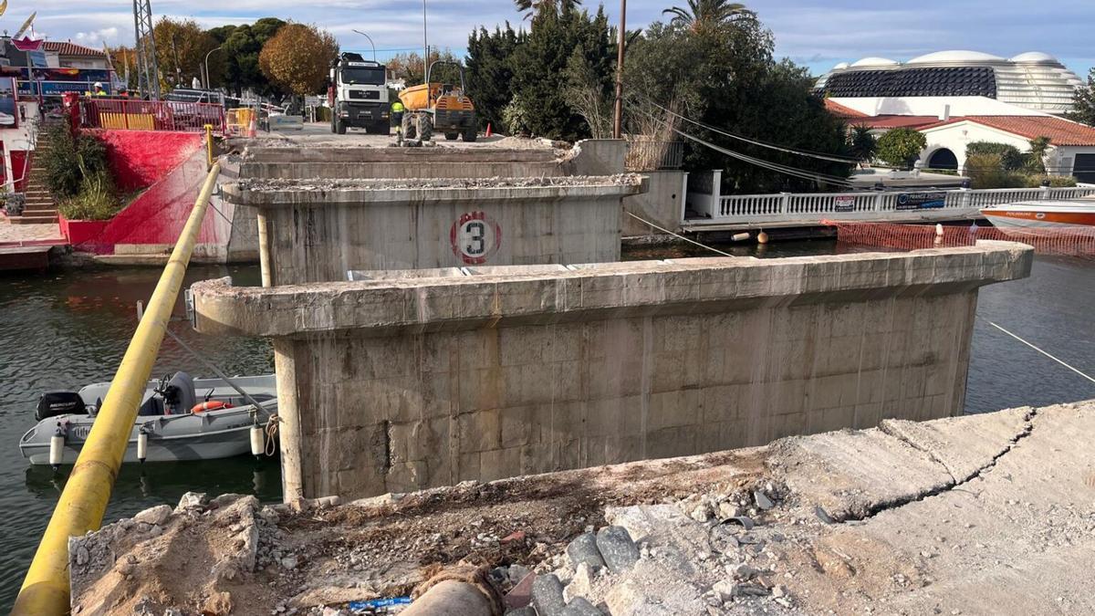 El pont de la marina d'Empuriabrava que s'està desmuntant