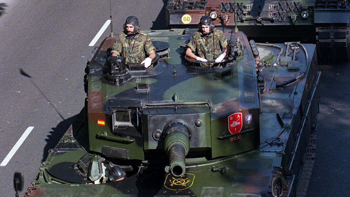 12/10/1998, 2:00:00 GUSTAVO CUEVAS EFE -GUSTAVO CUEVAS-12/10/98-MADRID- MADRID. El batalln de carros de combate&quot;Leopard&quot; 2 A-4, los ms modernos del Ejrcito de Tierra, y que sern sustituidos en el futuro por el nuevo modelo &quot;Leopard&quot; 2 A-5, desfilan por el Paseo de la Castellana de Madrid durante los actos conmemorativos del Da de la Fiesta Nacional. EFE/GUSTAVO CUEVAS.p