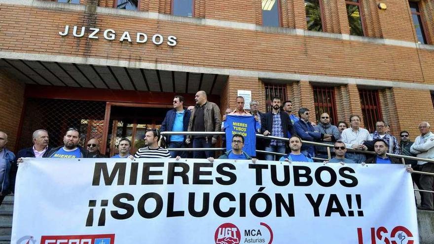 Trabajadores de Mieres Tubos, concentrados a las puertas de los Juzgados de Mieres.