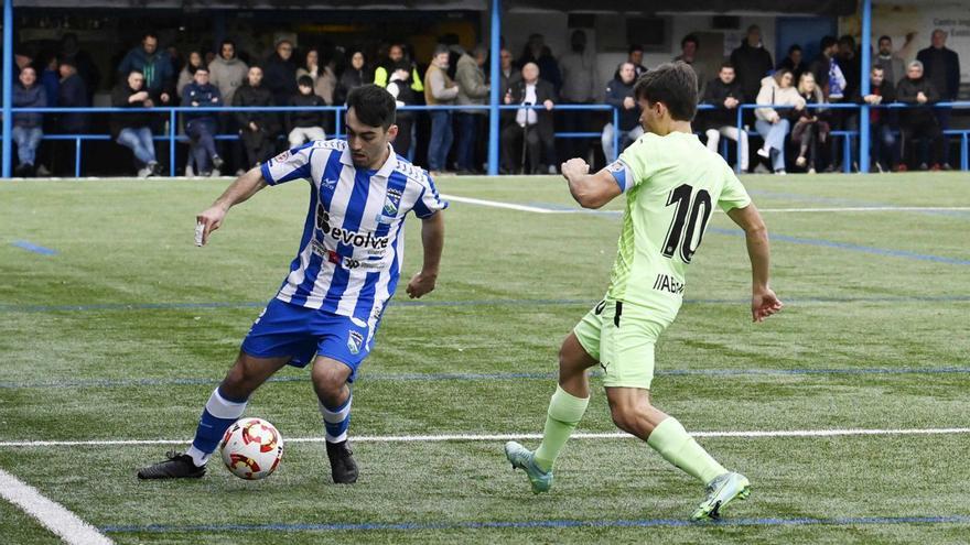 Un jugador del Valladares controla el balón ante la presión de un rival. | Pablo H. Gamarra