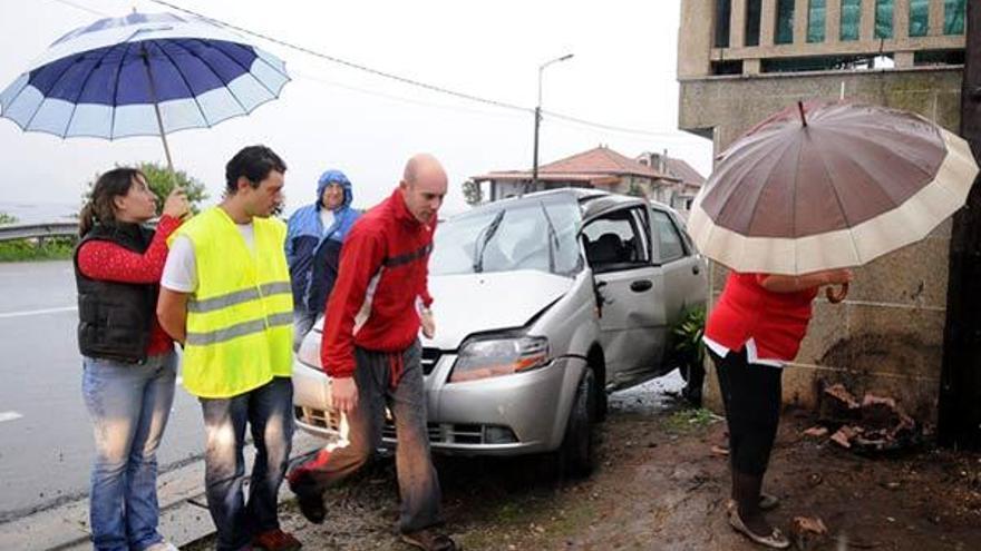 Un vehículo impactó contra un inmueble en la PO-308, a la altura de Raxó.  // Gustavo Santos