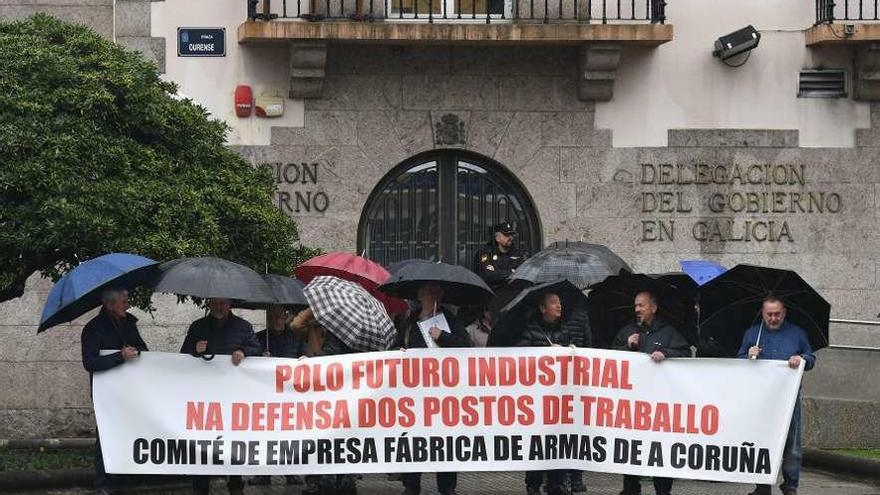 Concentración de exempleados de la fábrica de armas el pasado marzo ante la Delegación del Gobierno.