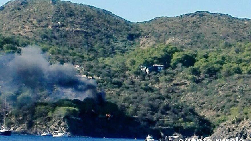 El foc a la cala Guillola.