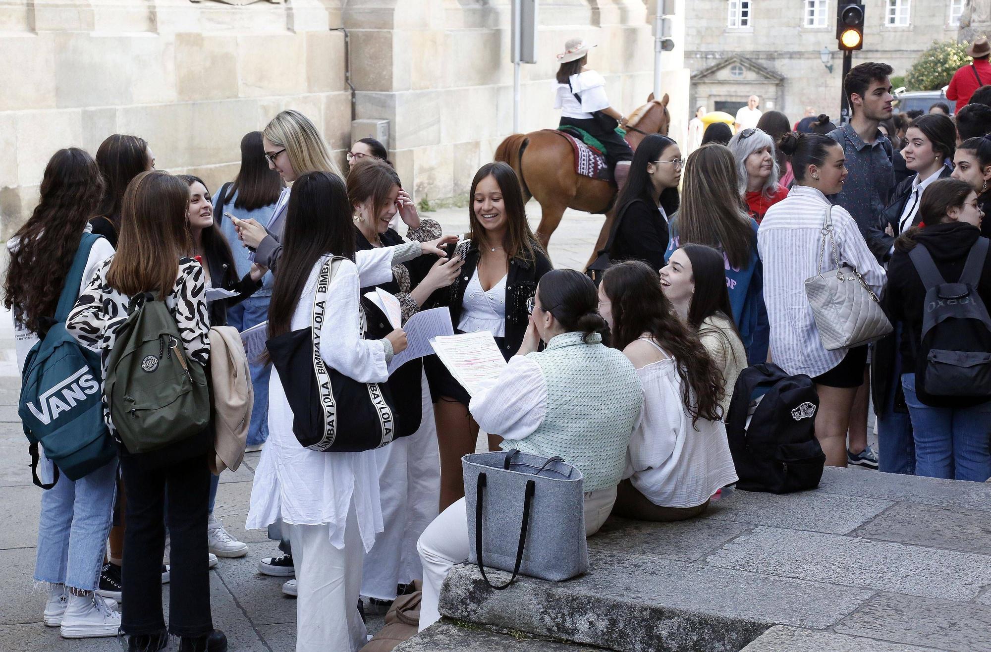 Estudiantes esperando para entrar en la Facultad de Medicina